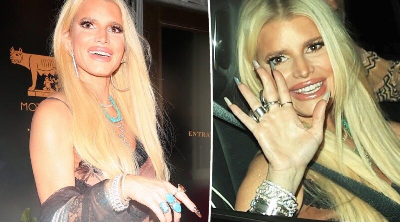 Jessica Simpson is having a girls' night out after shutting down speculation that she is drinking again